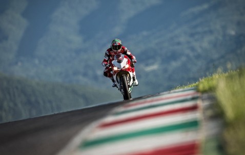 爱游戏-西甲抢七大战对决在即！辽宁男篮演练定位球，北京首钢密集防守应对