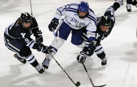 爱游戏体育-库里在勇士比赛中突破纪录，出色防守引发热议！